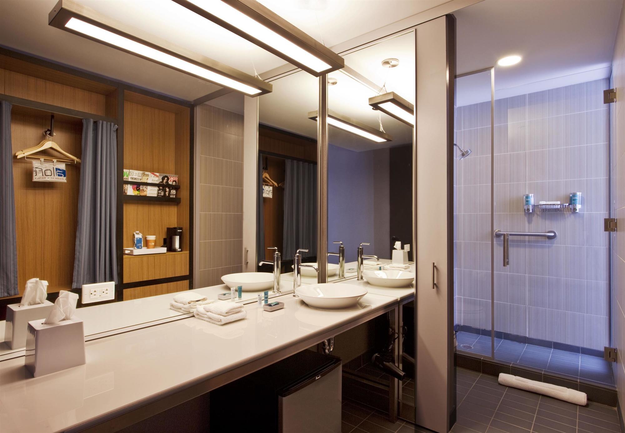 Aloft Houston By The Galleria Экстерьер фото